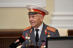 Руководство УВД по САО поздравило ветерана Великой Отечественной войны, майора милиции в отставке Александра Дьяконова с 95-летним юбилеем
